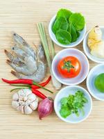 bovenaanzicht van ingrediënten voor tom yum soep foto