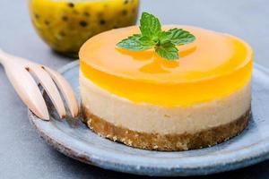 passievruchten cheesecake op een bord foto