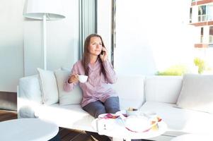 zakenvrouw drinken thee in een cafe foto