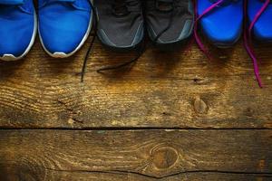 dichtbij omhoog van sportschoenen Aan houten achtergrond foto