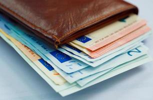 bruin leer portemonnee met geld euro foto