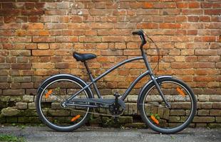 zwart retro wijnoogst fiets met steen muur foto