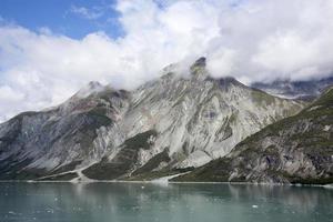 gletsjer baai nationaal park bergen met laag hangende wolken foto