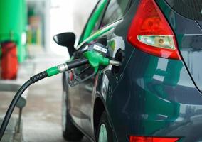 auto tanken Aan een benzine station in winter dichtbij omhoog foto