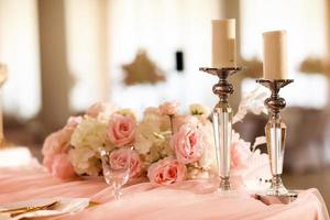 feestelijk bruiloft tafel decoratie kandelaars en kaarsen. bruiloft dag. hoog kwaliteit foto