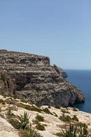 zee visie van de klif met blauw lucht. Malta, Europa. foto