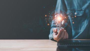 oplossing concept en demonstreren leiderschap strategieën ,idee, innovatie en inspiratie en hersenen macht van brainstorming ,a licht lamp vertegenwoordigen de macht van gedachte in de menselijk hand- foto