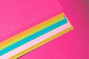 een stack van levendig gekleurde papier klaar voor een artistiek project. foto