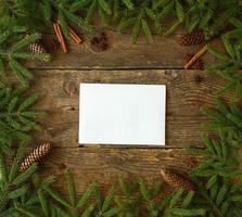 Kerstmis boom Afdeling met kegels, kaneel stokjes en deuntje Aan houten achtergrond met copyspace foto