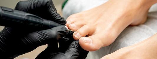 pedicure verwijdert nagelriem van tenen foto