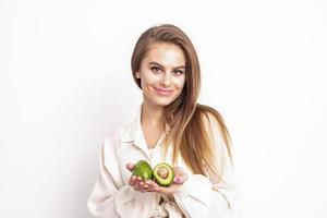 vrouw met helften van avocado foto