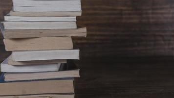 stack van boeken over- houten tafel. bibliotheek, lezen. edicatie. literatuur foto
