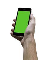 mannetje hand- Holding zwart mobiele telefoon met groen scherm Bij geïsoleerd wit achtergrond. foto