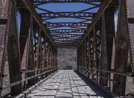 perspectief metaal brug in de bergen foto