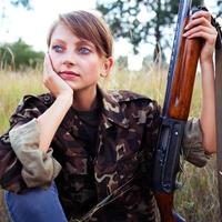 jong mooi meisje met een jachtgeweer foto