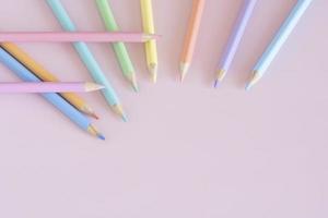 pastel gekleurde potloden, top visie Aan roze achtergrond, illustratie concept, onderwijs en terug naar school- foto