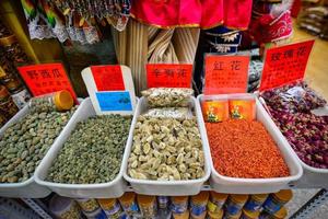 een verscheidenheid van traditioneel Chinese en kruiden geneesmiddelen geproduceerd plaatselijk in xinjiang, China, in de groots bazaar in urumqi, xinjiang, China foto