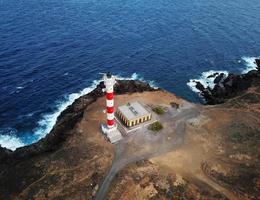 vuurtoren Faro de raska Aan de tenerife, kanarie eilanden, Spanje. wild kust van de atlantic oceaan foto