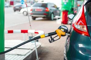 auto tanken Aan een benzine station foto