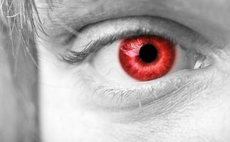 detailopname de rood vampiers oog foto