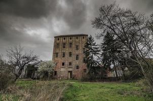 hoog verlaten fabriek foto