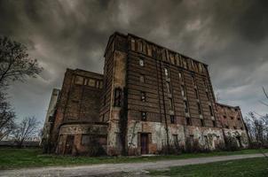 hoog gebouw van verlaten fabriek foto