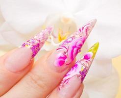 manicure met vers roze nagel kunst foto