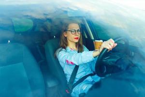 vrouw met koffie naar Gaan het rijden haar auto foto