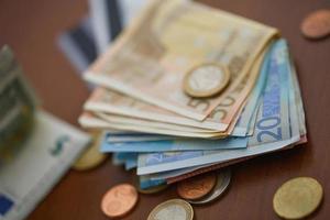 geld euro munten, bankbiljetten en credit kaarten foto