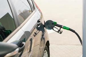 auto tanken Aan een benzine station foto