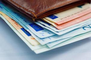 bruin leer portemonnee met geld euro foto