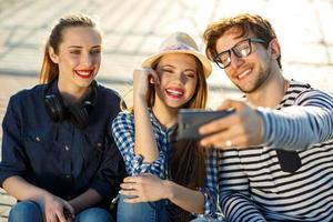 glimlachen vrienden maken selfie buitenshuis foto