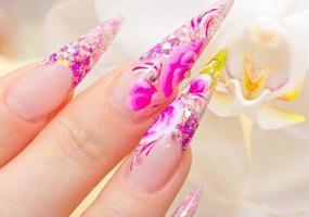 manicure met vers roze nagel kunst foto