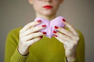 detailopname Aan roze hart in hand- van vrouw foto