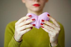 dichtbij omhoog Aan roze hart in hand- van vrouw. beeld van valentijnsdag dag foto