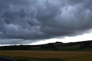 dramatisch wolken bovenstaand rijp velden foto