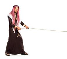 jong Arabisch trekken een touw geïsoleerd Aan wit foto