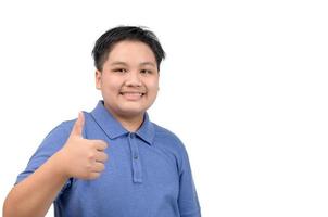 portret van Aziatisch gelukkig dik jongen tonen duimen omhoog gebaar, geïsoleerd foto