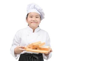 portret van een professioneel meisje chef tonen brood Aan hout bord geïsoleerd Aan wit achtergrond. bakkerij en bakker foto