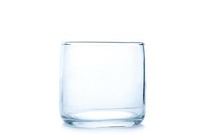 leeg rots glas of oud fashioned glas geïsoleerd foto