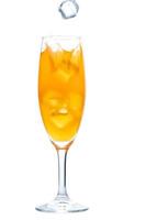 laten vallen ijs kubussen in naar oranje Frisdrank in Champagne glas geïsoleerd foto