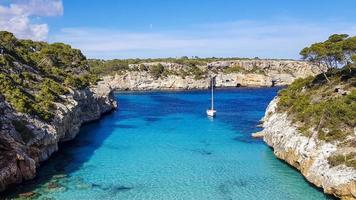 een stil baai met turkoois water. blauw lucht. foto