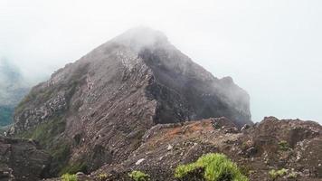 visie van de top van de berg met verbazingwekkend rotsen foto