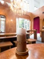 bevroren koffie mokka Aan houten tafel in koffie winkel foto