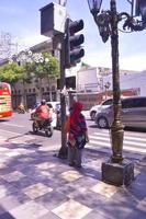 soera, Indonesië, 2022 - straat visie met mensen kruispunt Aan zebra kruispunt foto