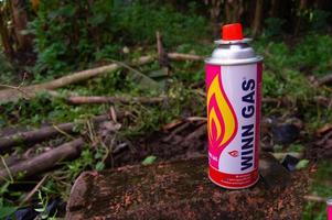 grieks, Indonesië, 2022 - mini gas- blikjes gebruikt voor mini portable gas- fornuizen foto