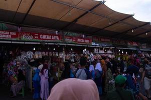 pasuruan, Indonesië, 2022 - visie van de atmosfeer van de centrum van souvenirs Bij de Cheng ho moskee markt welke is druk met bezoekers foto