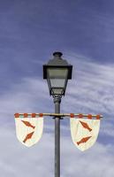 lantarenpaal met middeleeuws banners foto