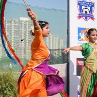 Delhi, Indië - december 11 2022 - bharathanatyam Indisch klassiek odissi dansers het uitvoeren van Bij fase. mooi Indisch meisje dansers in de houding van Indisch dans. Indisch klassiek dans bharatanatyam foto