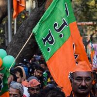 nieuw Delhi, Indië - januari 16 2023 - duizenden van mensen verzameld gedurende eerste minister narendra modi bjp weg show, mensen gedurende p.m modi groot verkiezing rally in de hoofdstad foto